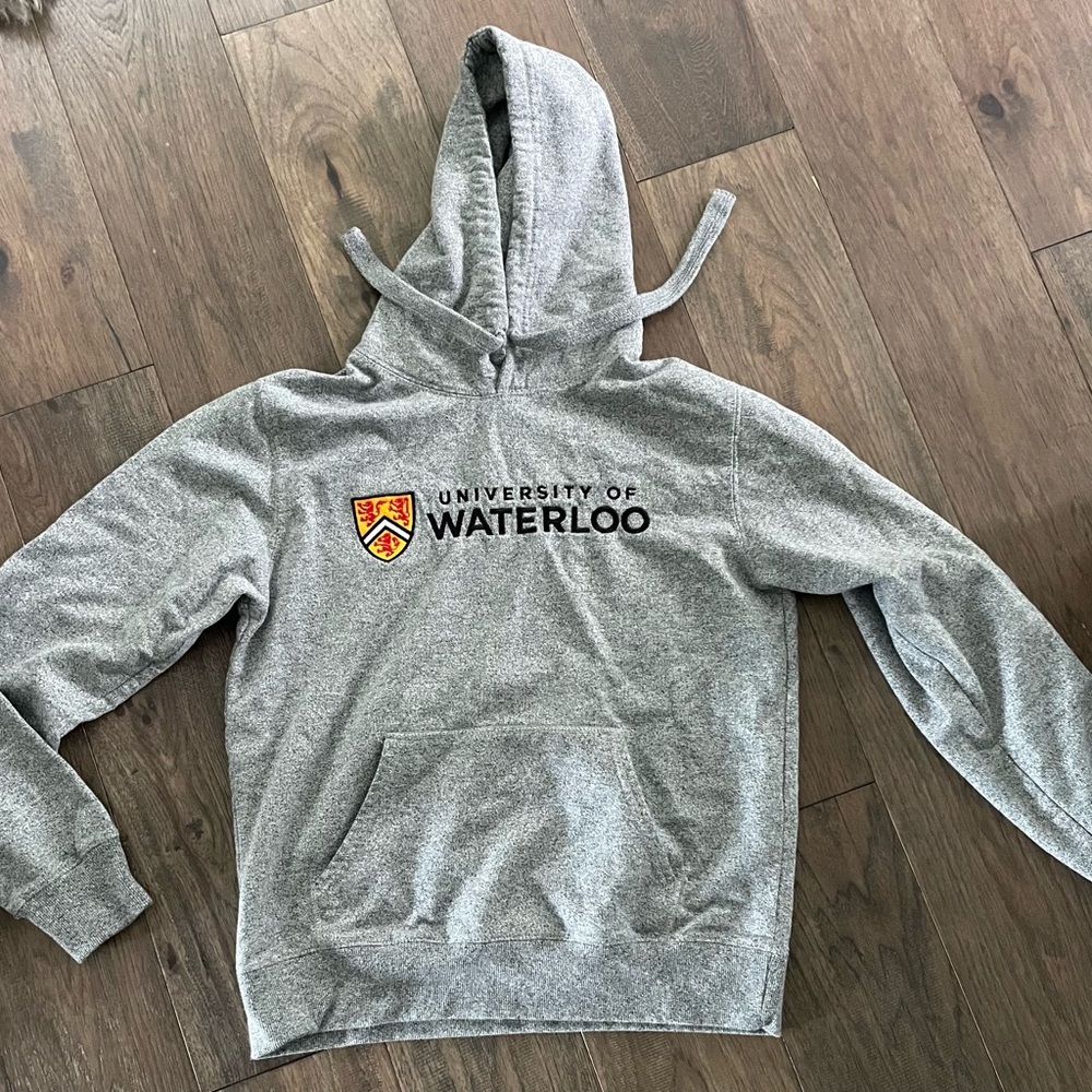 Bundle of 3 sweatshirts sized M. The grey one in the middle is cropped. - Picture 8 of 11